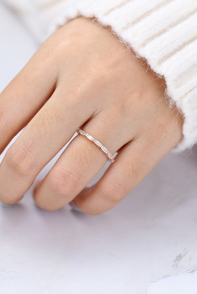 baguette-shaped-moissanite-bar-style-wedding-band