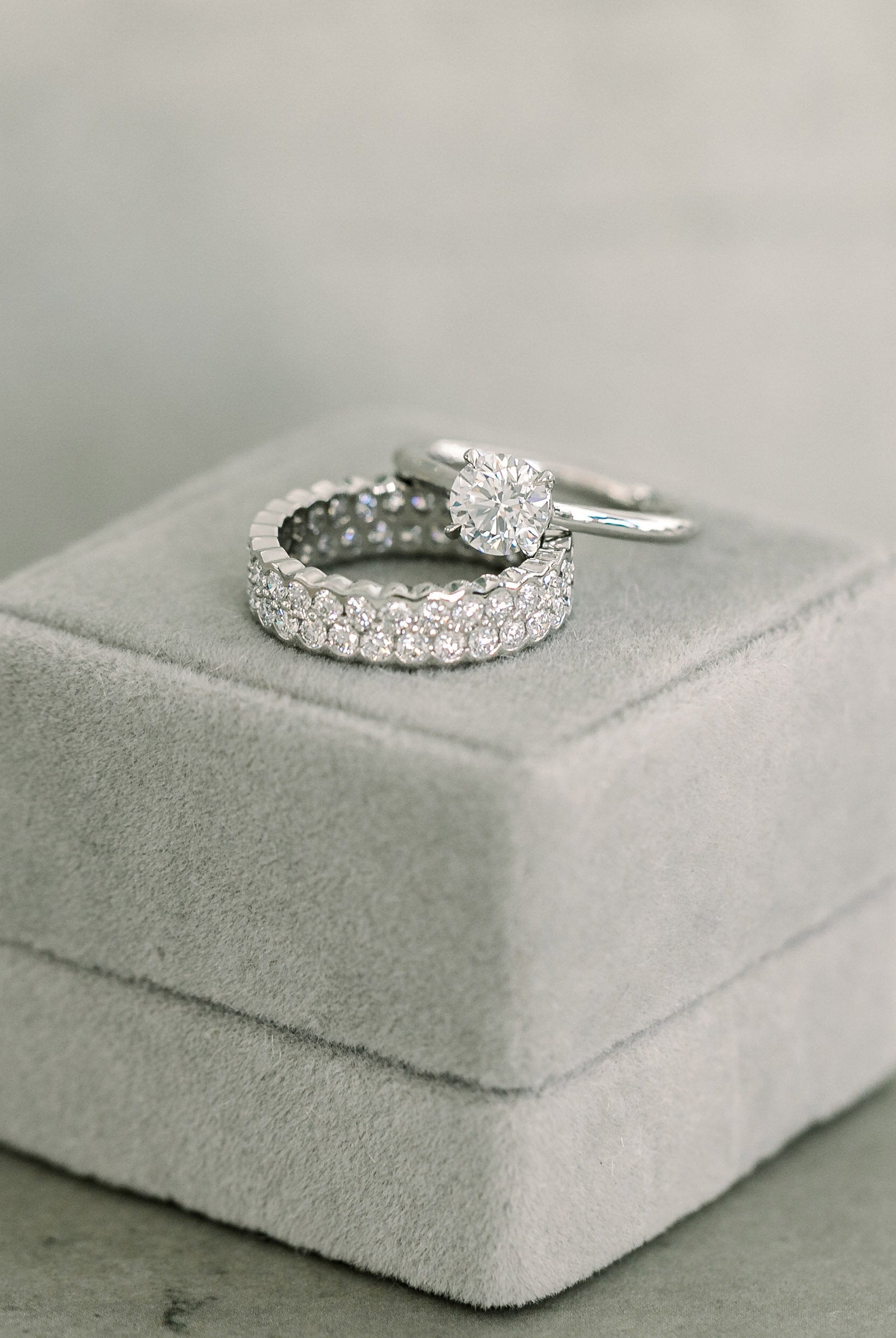 Round-cut moissanite engagement rings