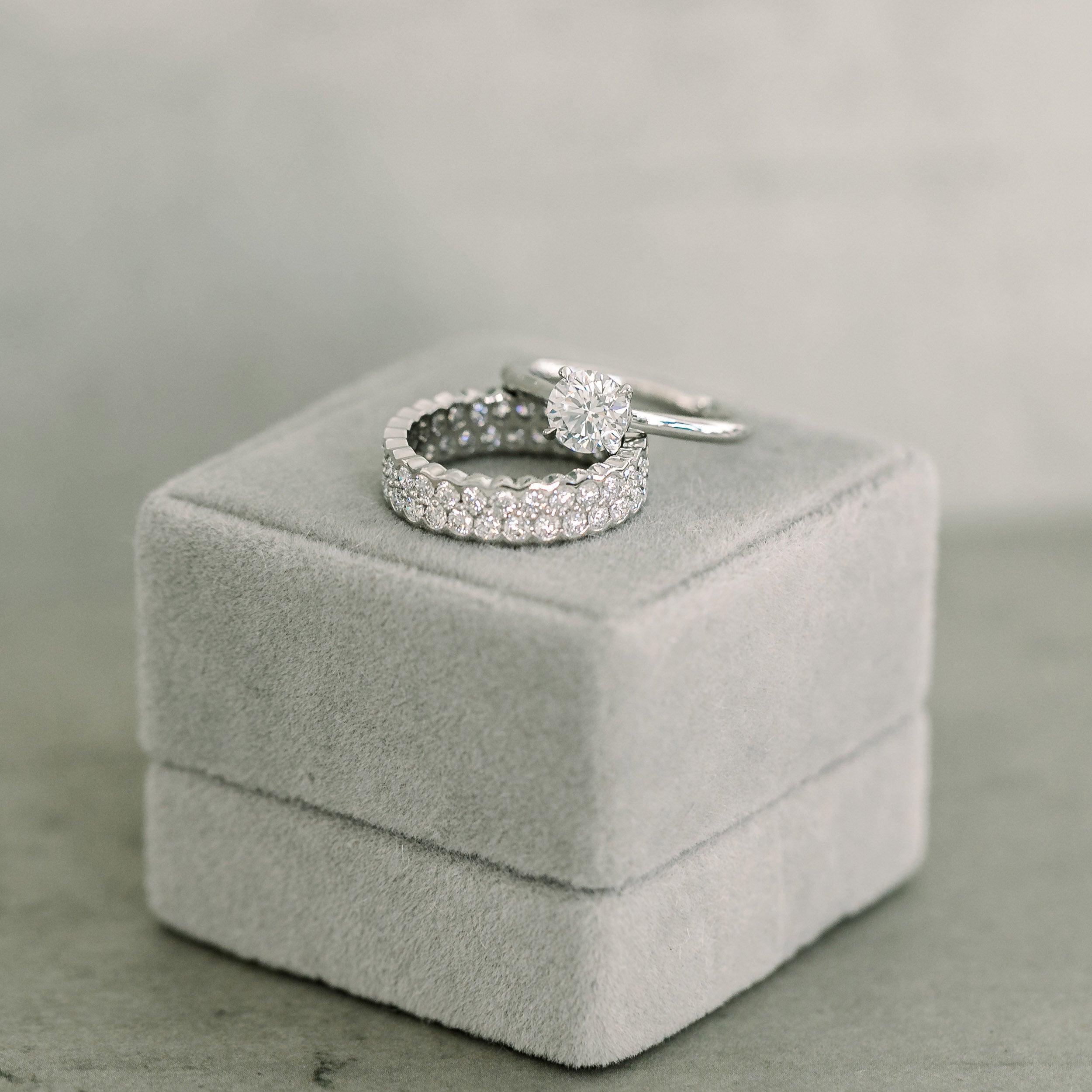 Round-cut moissanite engagement rings