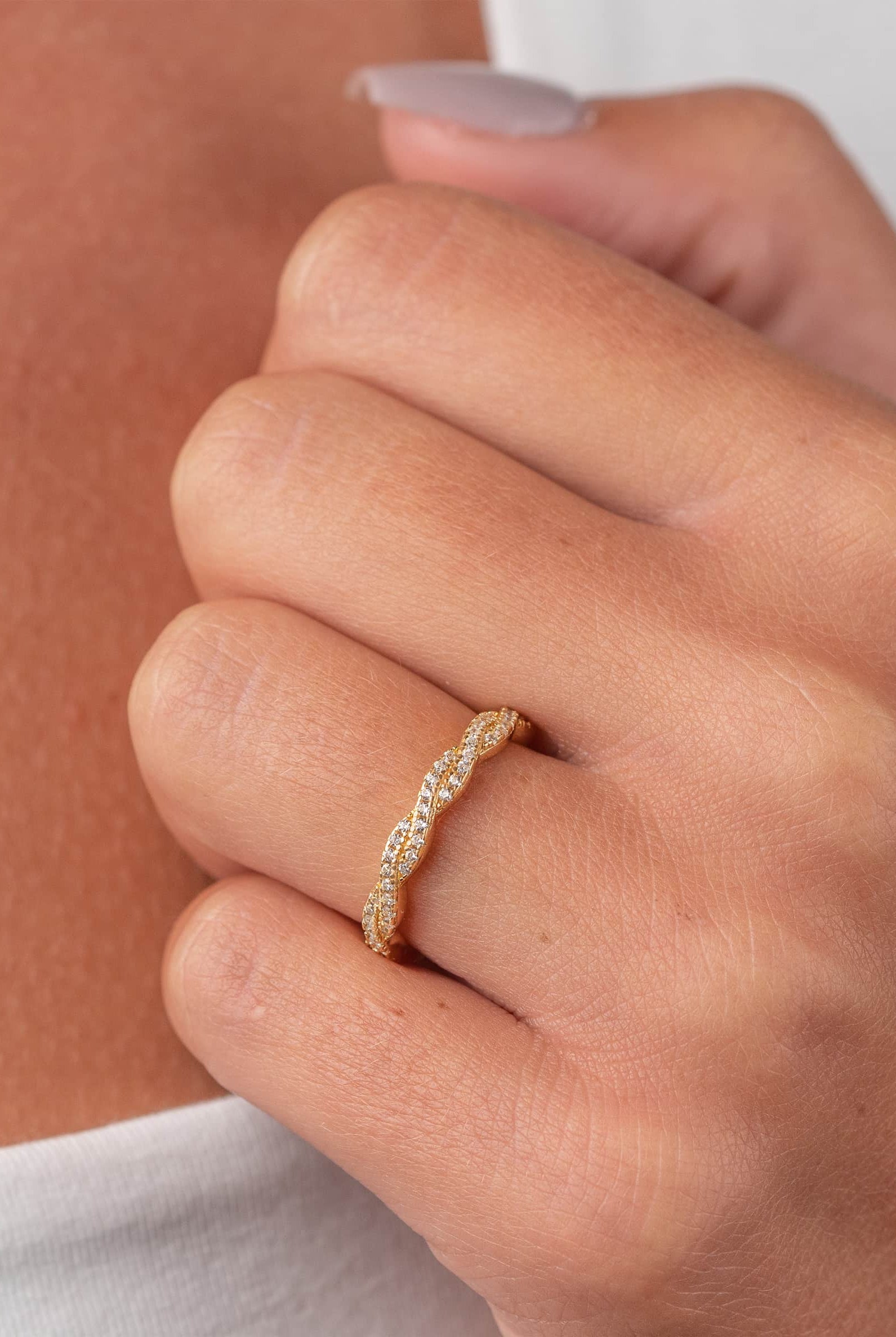 round-twisted-style-moissanite-wedding-band