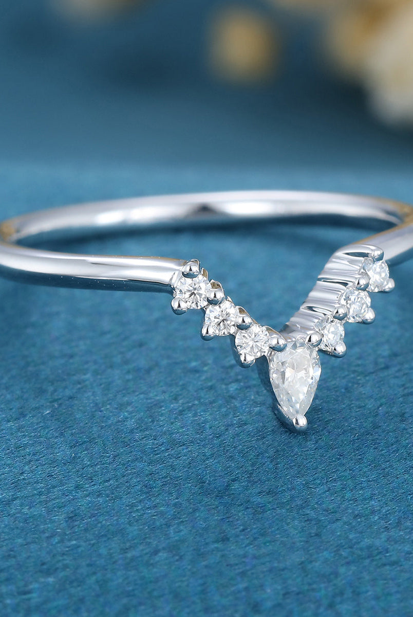 pear-round-shaped-moissanite-curved-wedding-band