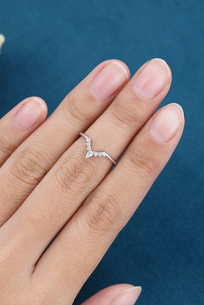 pear-round-shaped-moissanite-curved-wedding-band
