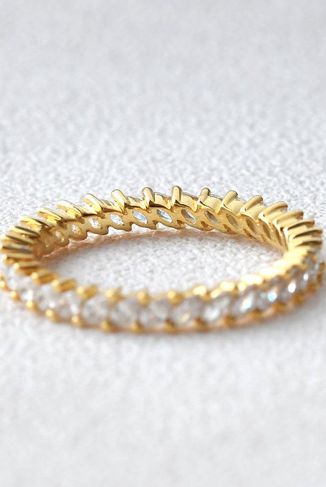 round-cut-dainty-pave-setting-moissanite-wedding-band