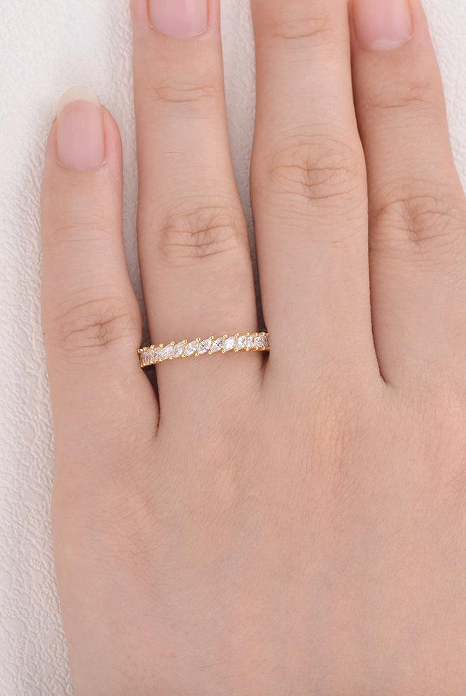 round-cut-dainty-pave-setting-moissanite-wedding-band