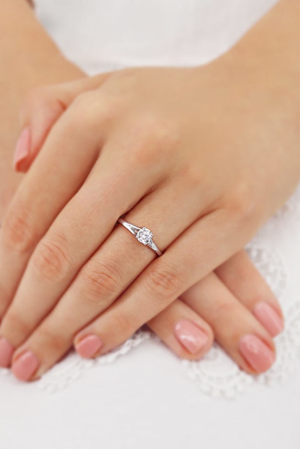 0-50-ct-round-shaped-moissanite-solitaire-engagement-ring