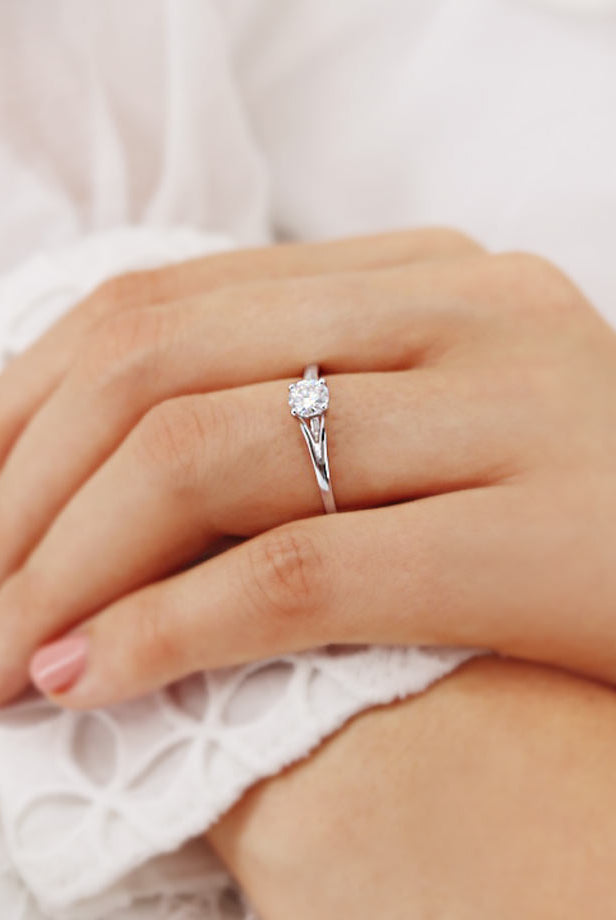 round-shaped-moissanite-solitaire-engagement-ring-4