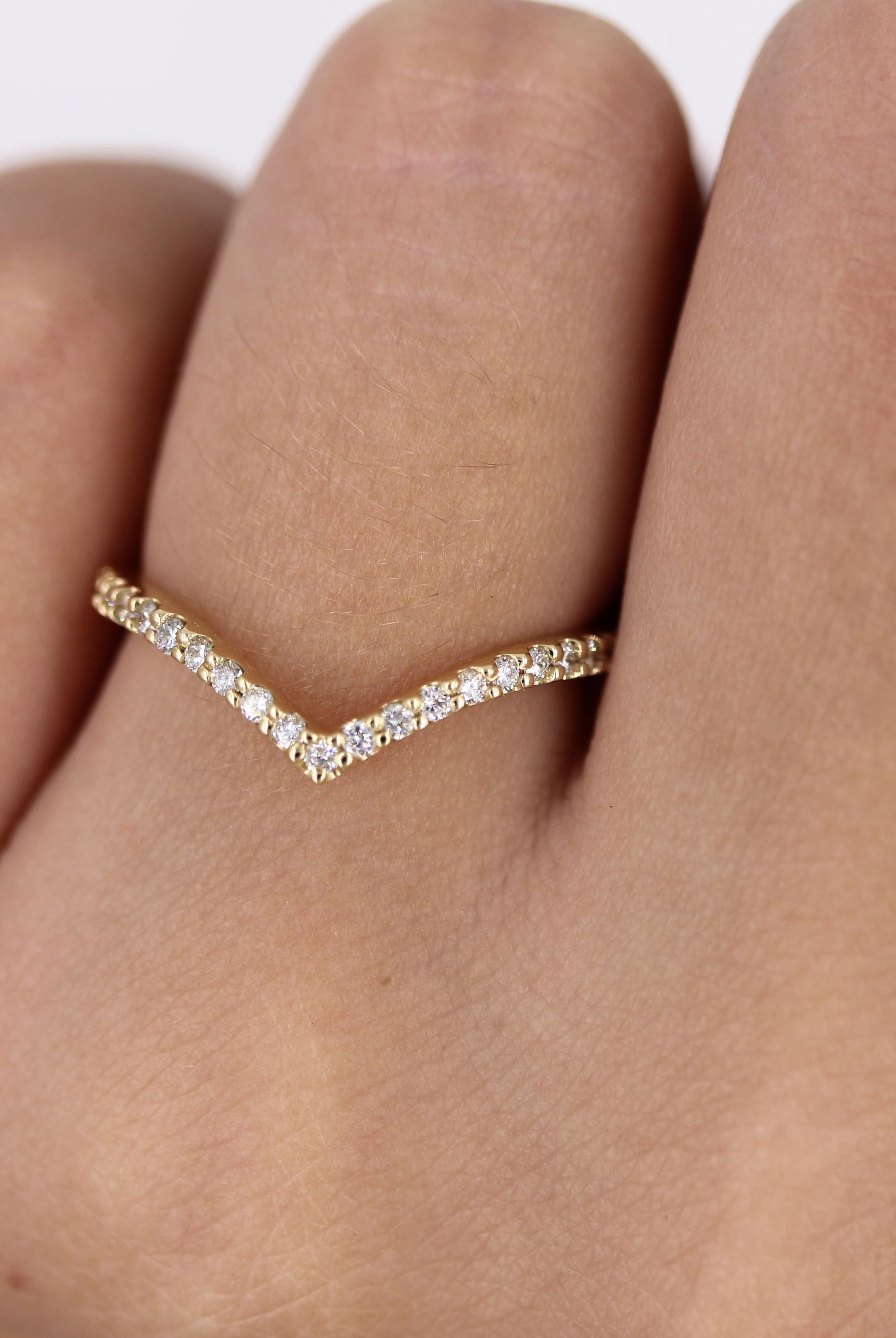 round-cut-curved-moissanite-wedding-band