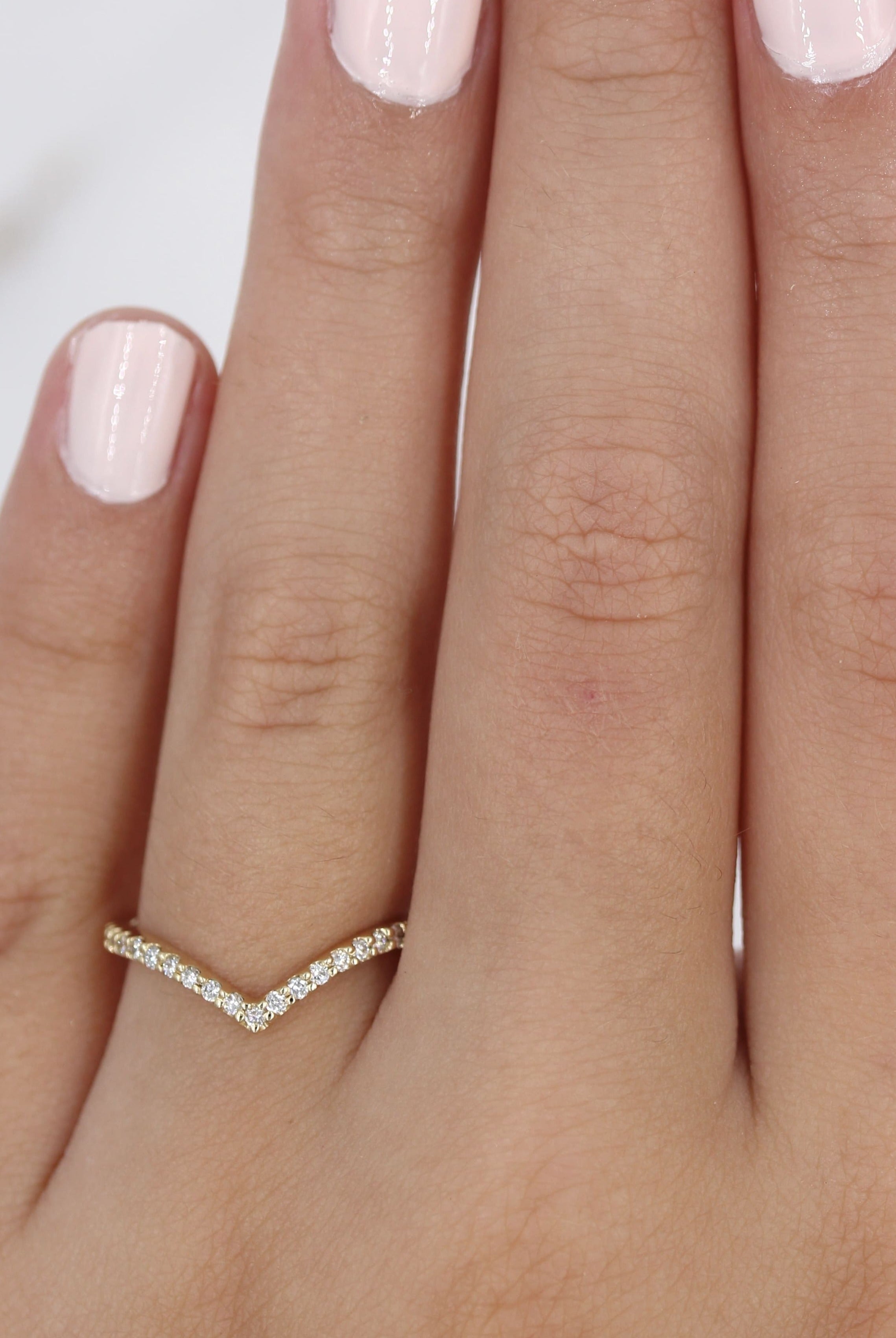 round-cut-curved-moissanite-wedding-band