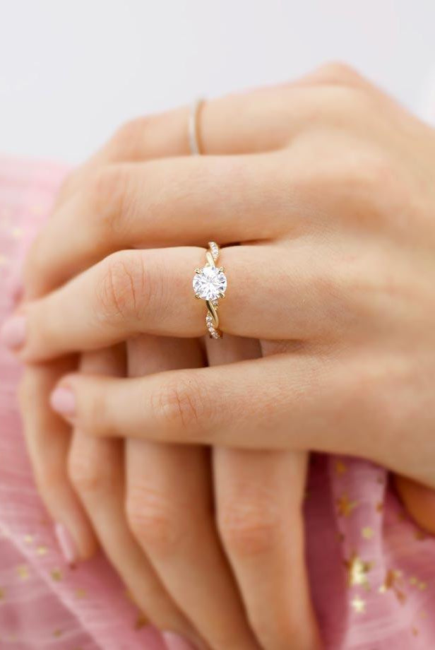1-0-ct-round-shaped-moissanite-solitaire-twisted-style-engagement-ring