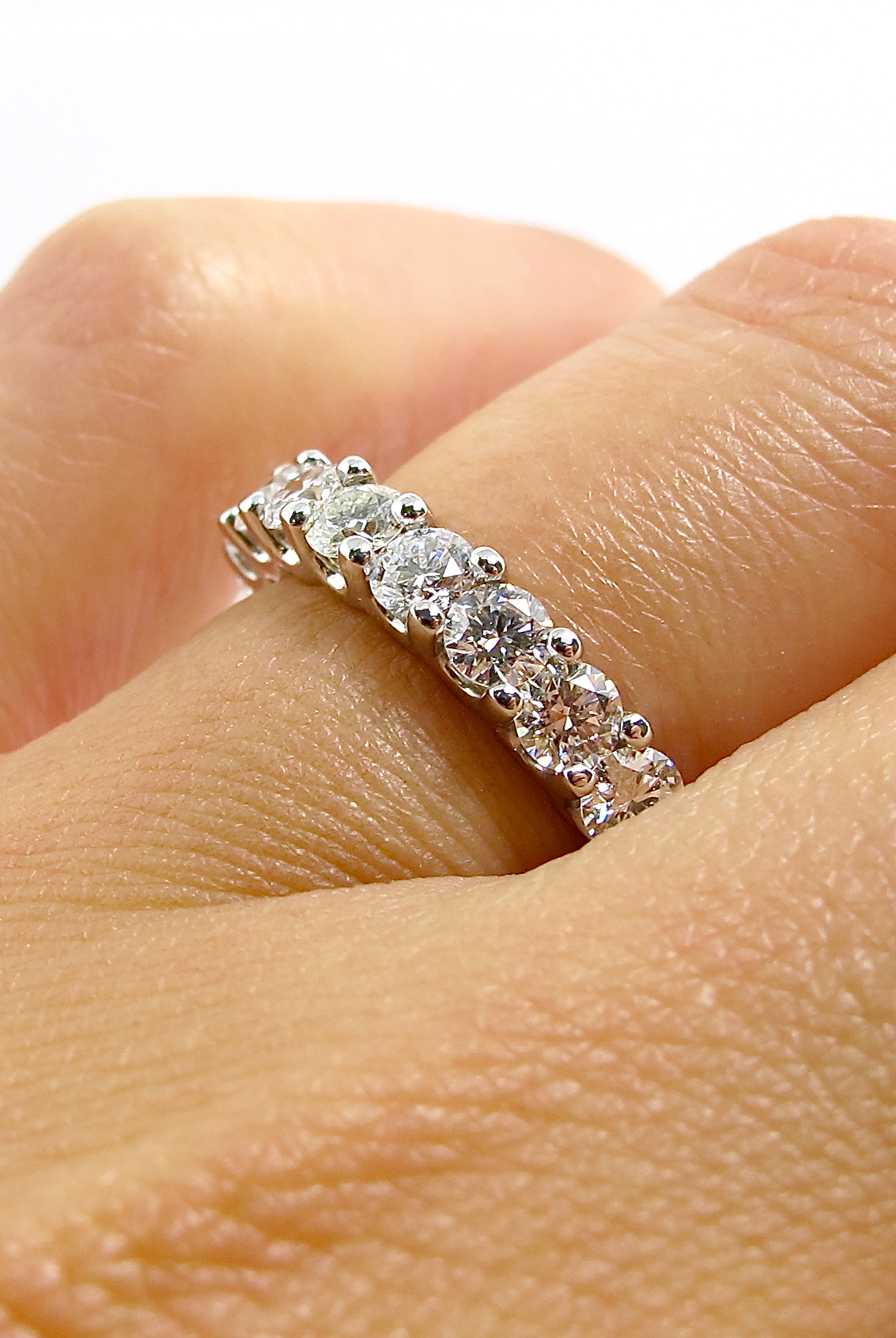 2-2-ct-round-cut-shared-prongs-setting-moissanite-wedding-band