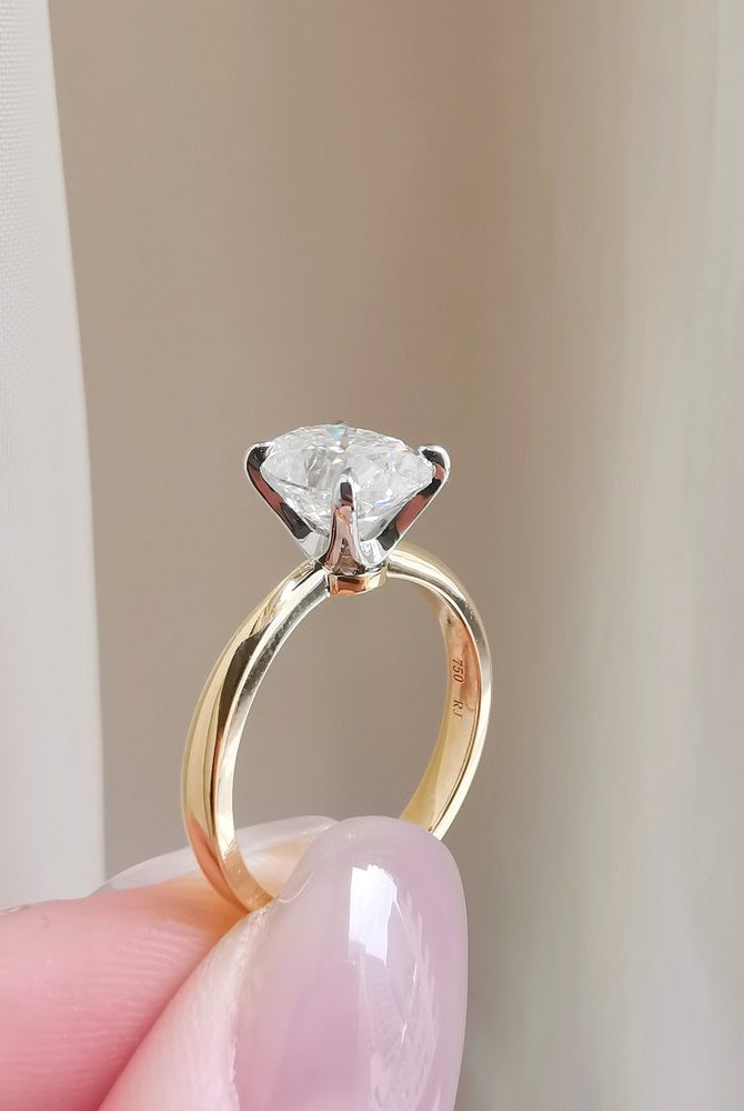 2-0-ct-oval-shaped-moissanite-solitaire-engagement-ring-5