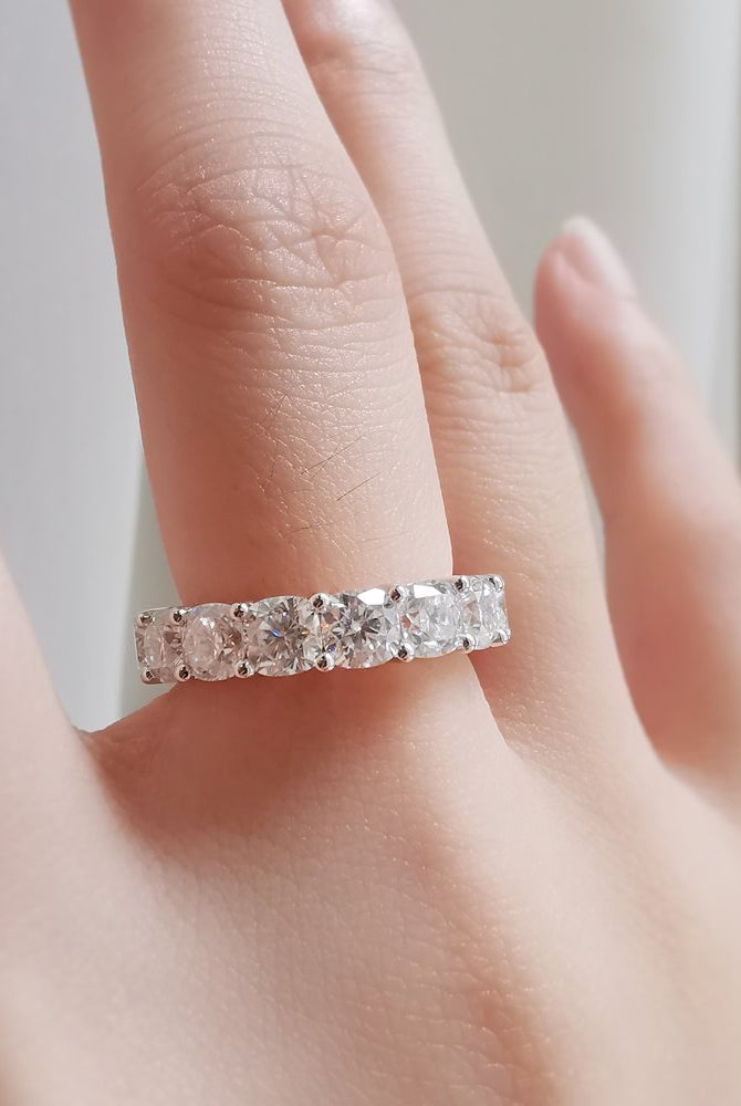 round-shaped-moissanite-full-eternity-wedding-band