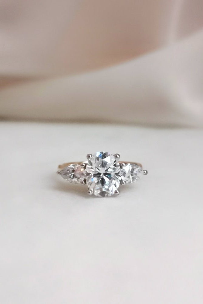 2-0-ct-oval-shaped-moissanite-three-stone-engagement-ring