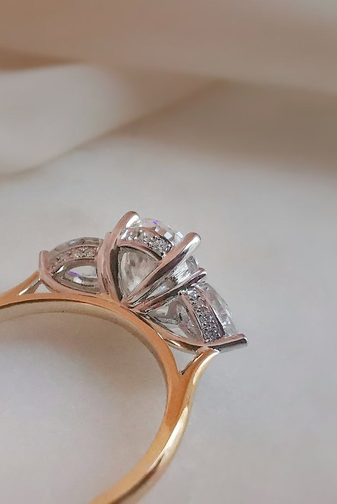 2-0-ct-oval-shaped-moissanite-three-stone-engagement-ring