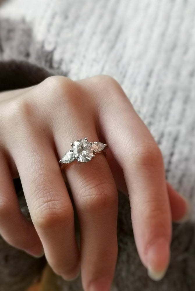 2-0-ct-oval-shaped-moissanite-three-stone-engagement-ring