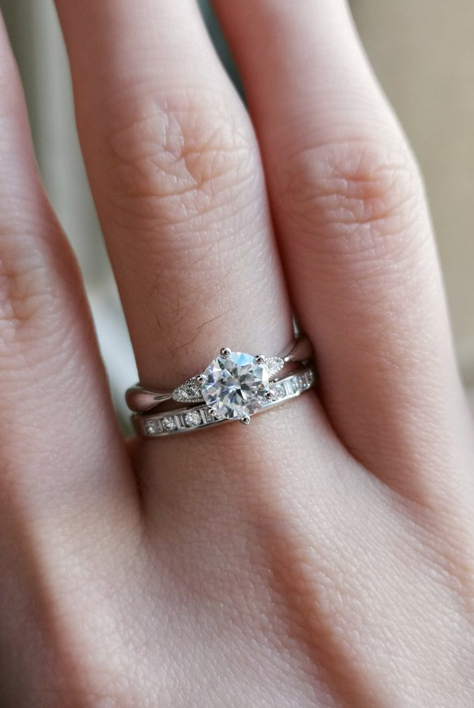 0-80-ct-round-shaped-moissanite-solitaire-engagement-ring