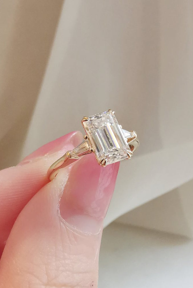 1-70-ct-emerald-shaped-moissanite-3-stones-engagement-ring
