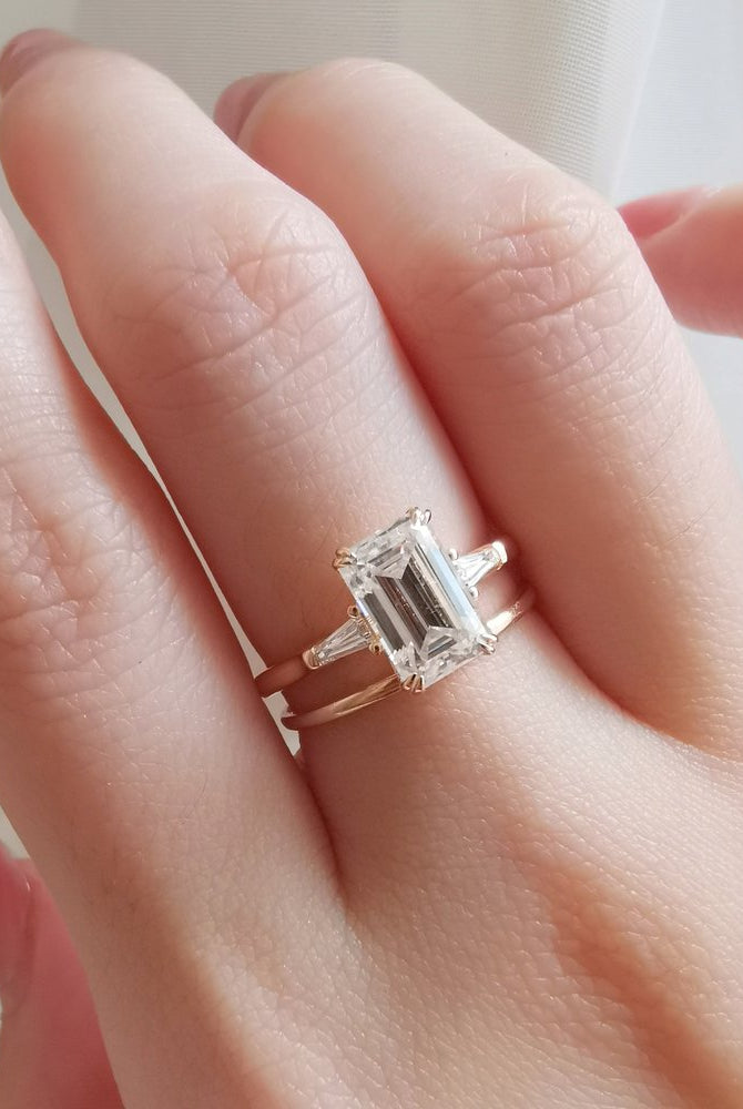 1-70-ct-emerald-shaped-moissanite-3-stones-engagement-ring