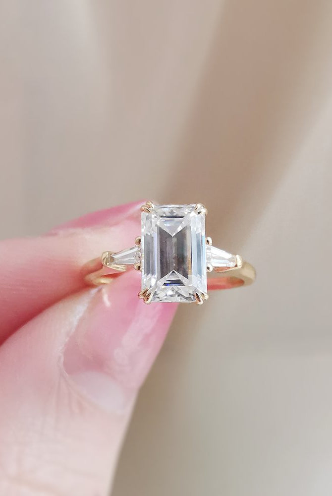 1-70-ct-emerald-shaped-moissanite-3-stones-engagement-ring