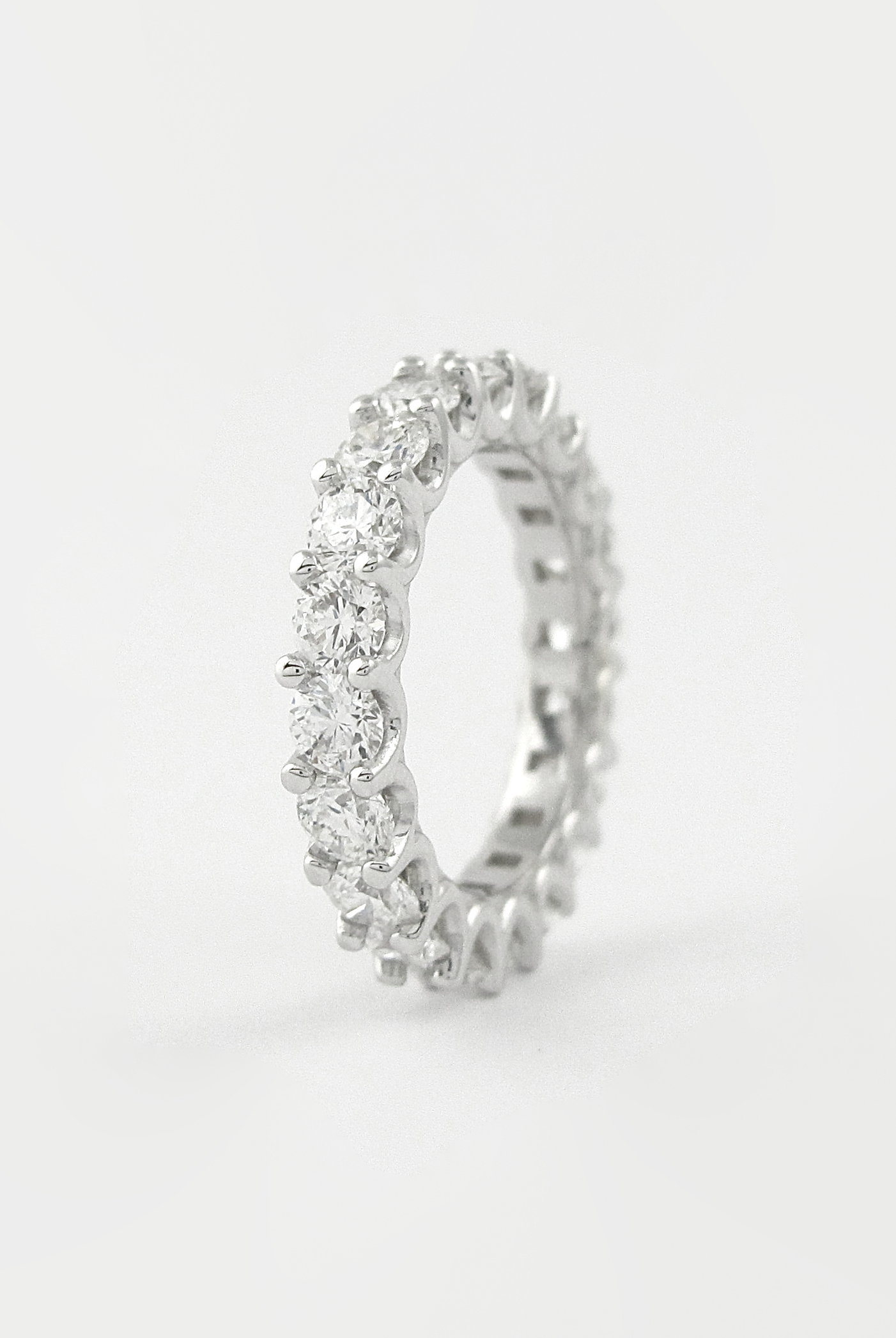 round-cut-shared-prongs-setting-moissanite-wedding-band