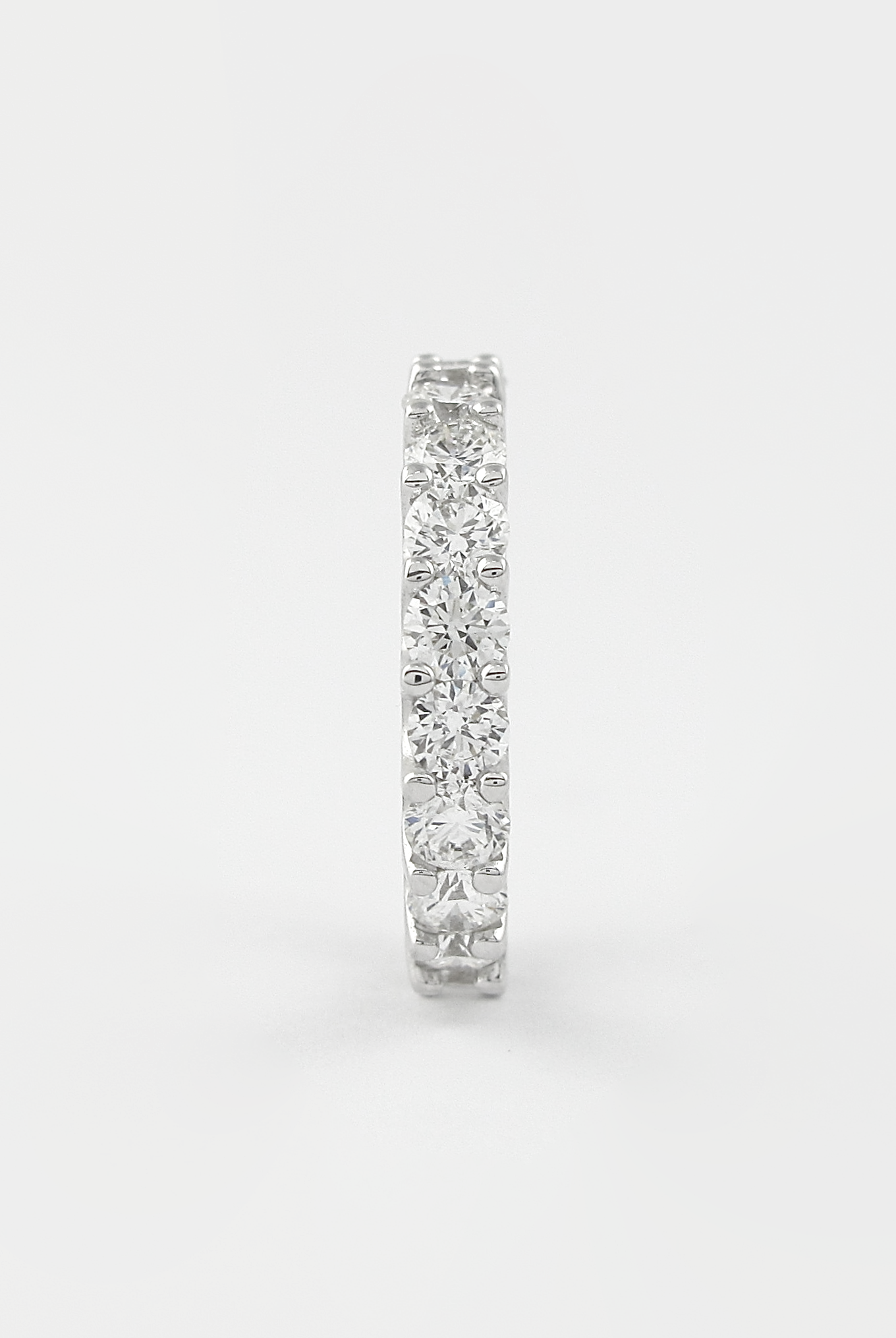round-cut-shared-prongs-setting-moissanite-wedding-band