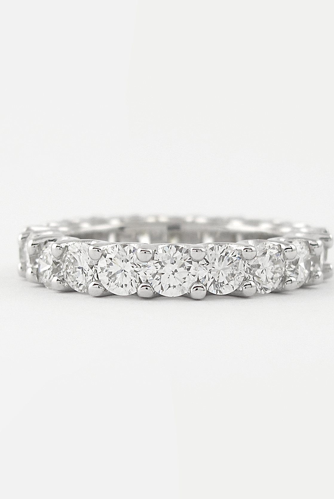 round-cut-shared-prongs-setting-moissanite-wedding-band