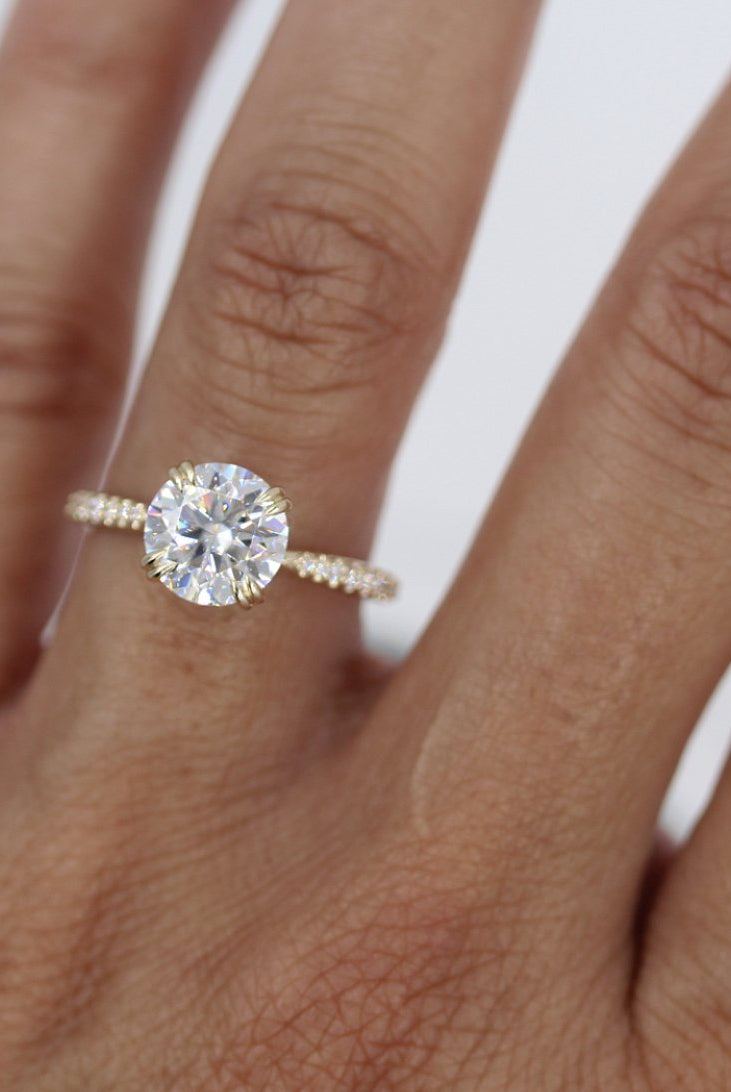Vintage-inspired solitaire moissanite engagement rings under $1000