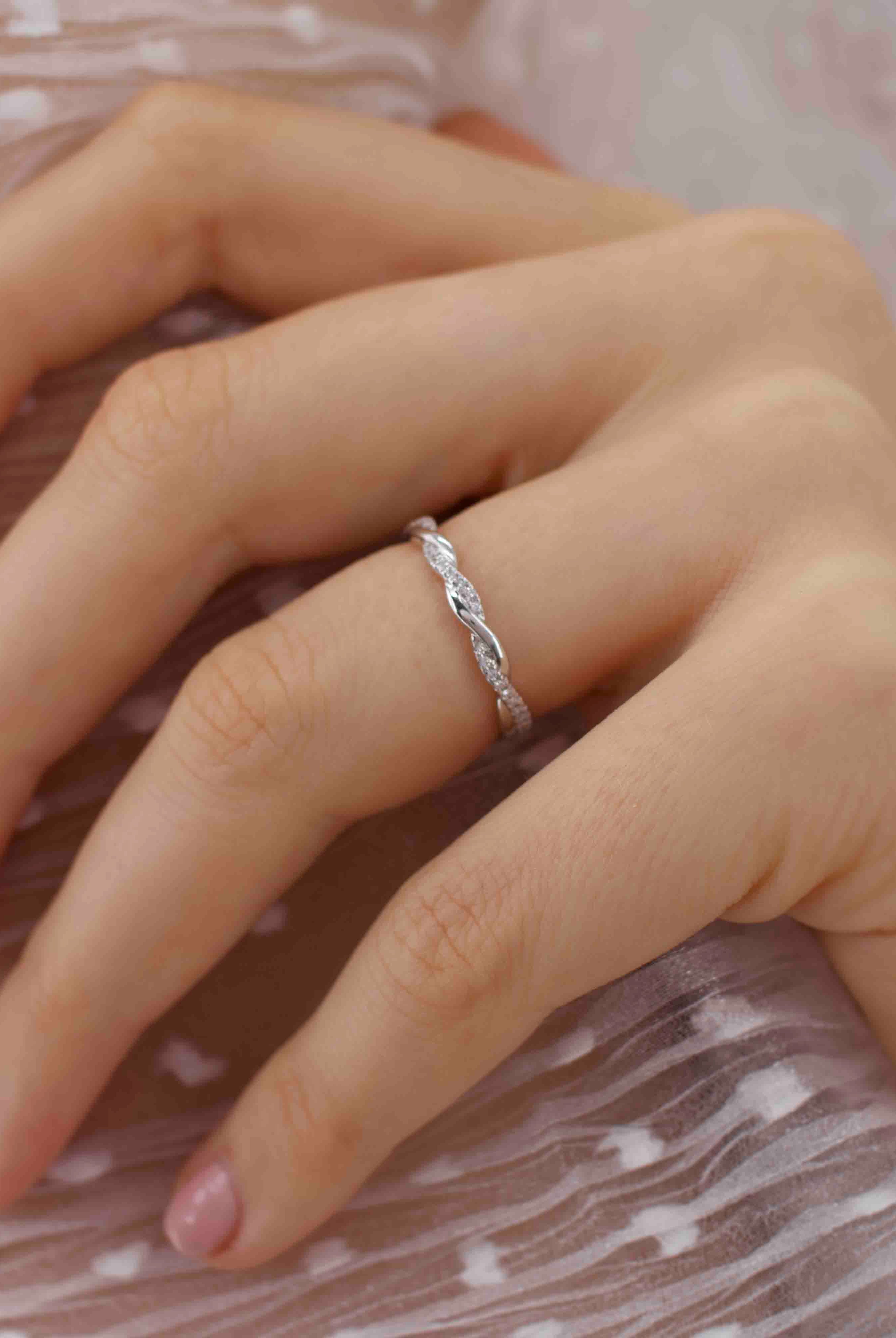 0-20-ct-round-shaped-moissanite-twisted-style-wedding-band-2