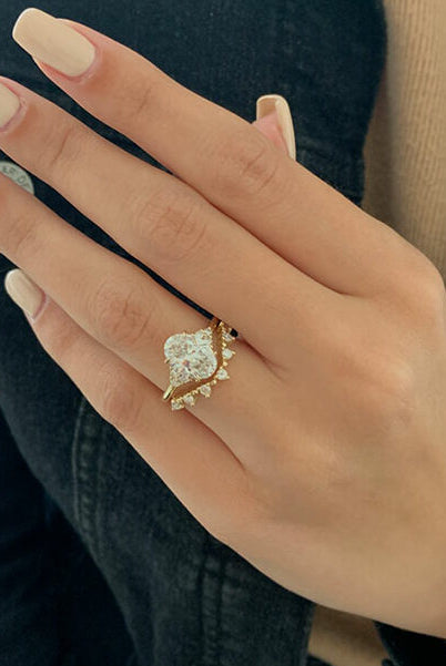 round-cut-curved-style-moissanite-wedding-band