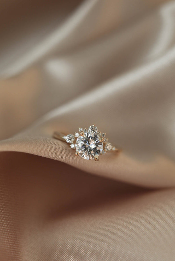 Luxury Round Engagement Ring