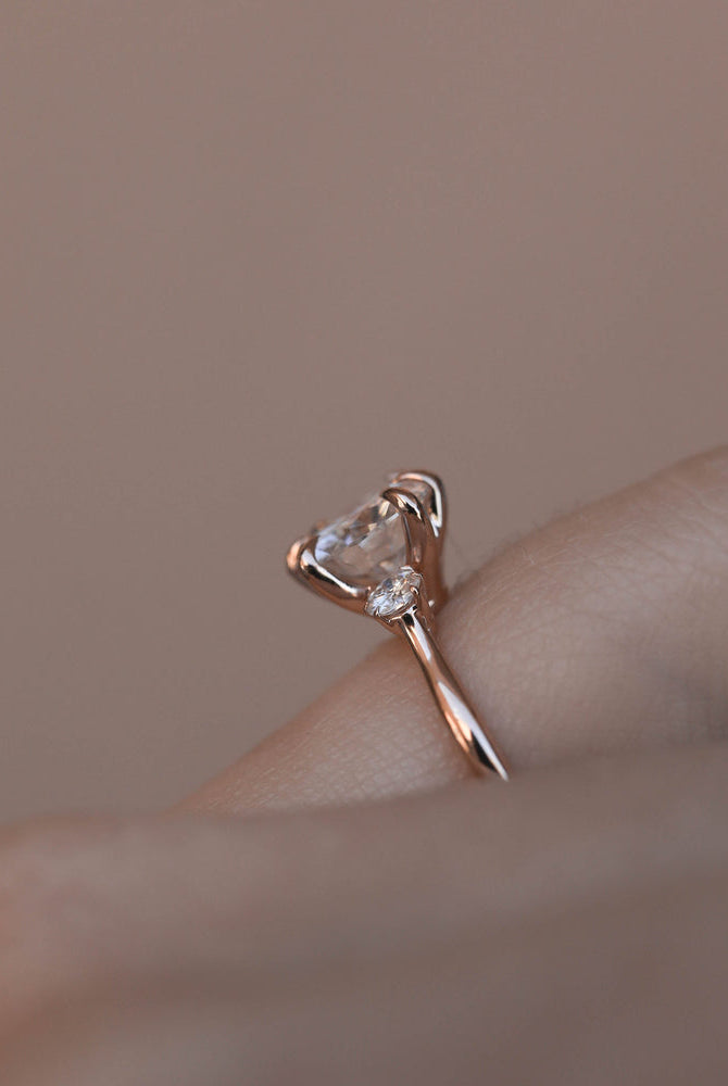Round Cut Engagement Ring