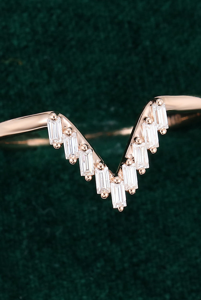 baguette-moissanite-v-shaped-wedding-band