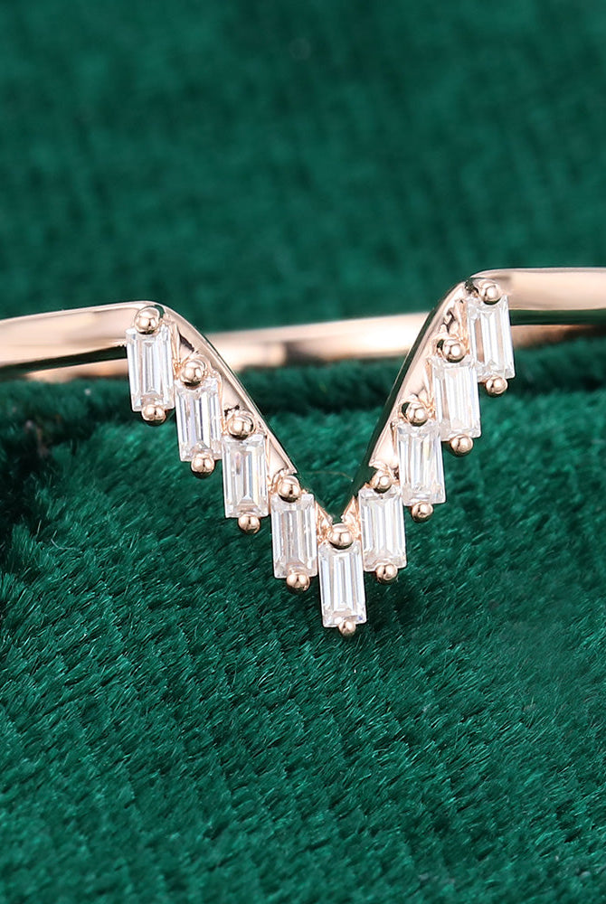 baguette-moissanite-v-shaped-wedding-band