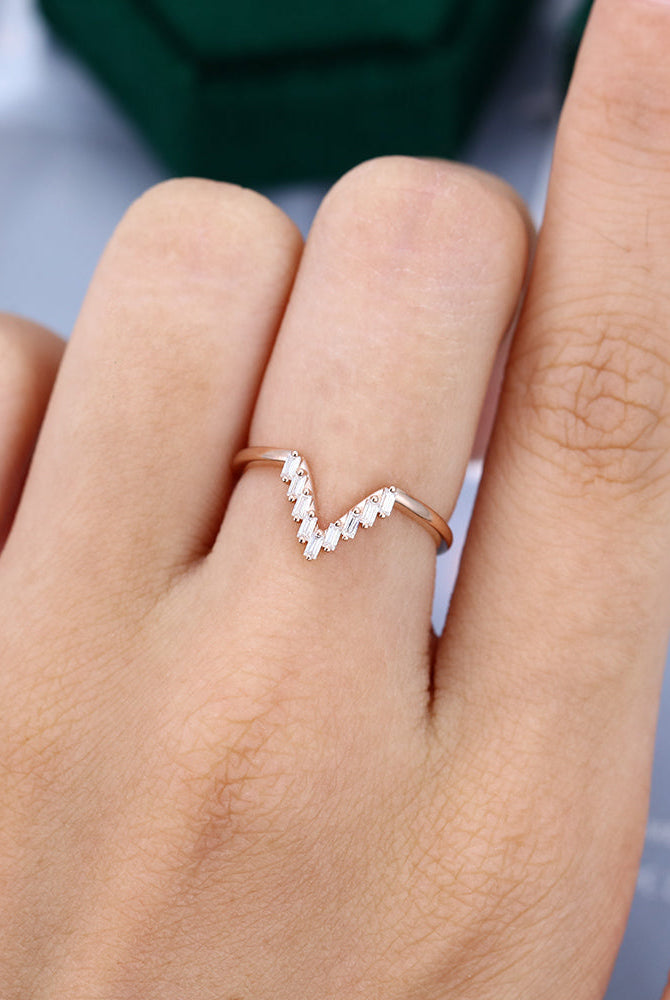 baguette-moissanite-v-shaped-wedding-band
