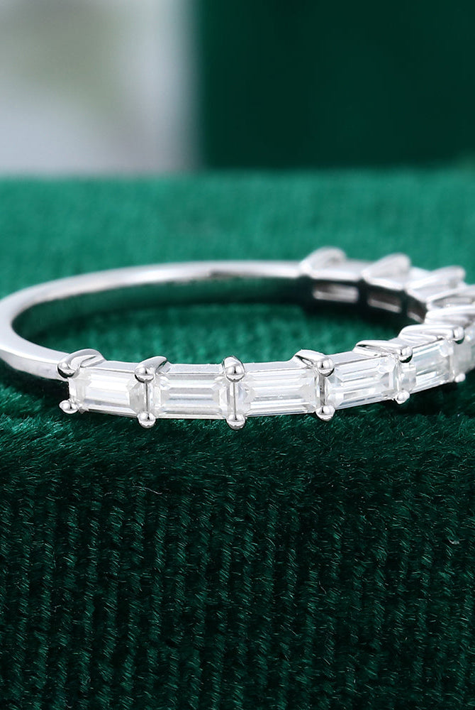 baguette-moissanite-bar-wedding-band