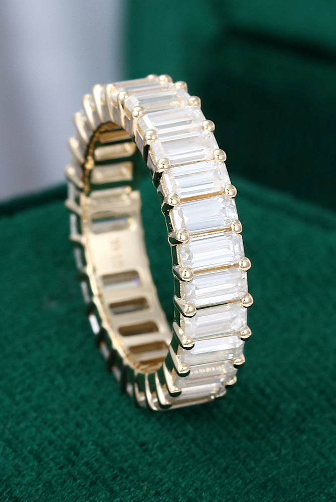 emerald-moissanite-shared-prong-setting-wedding-band