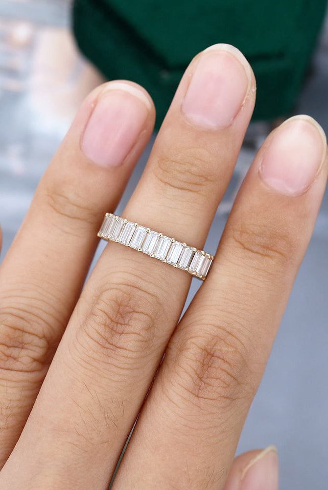 emerald-moissanite-shared-prong-setting-wedding-band
