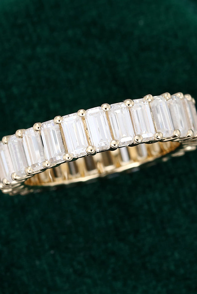 emerald-moissanite-shared-prong-setting-wedding-band