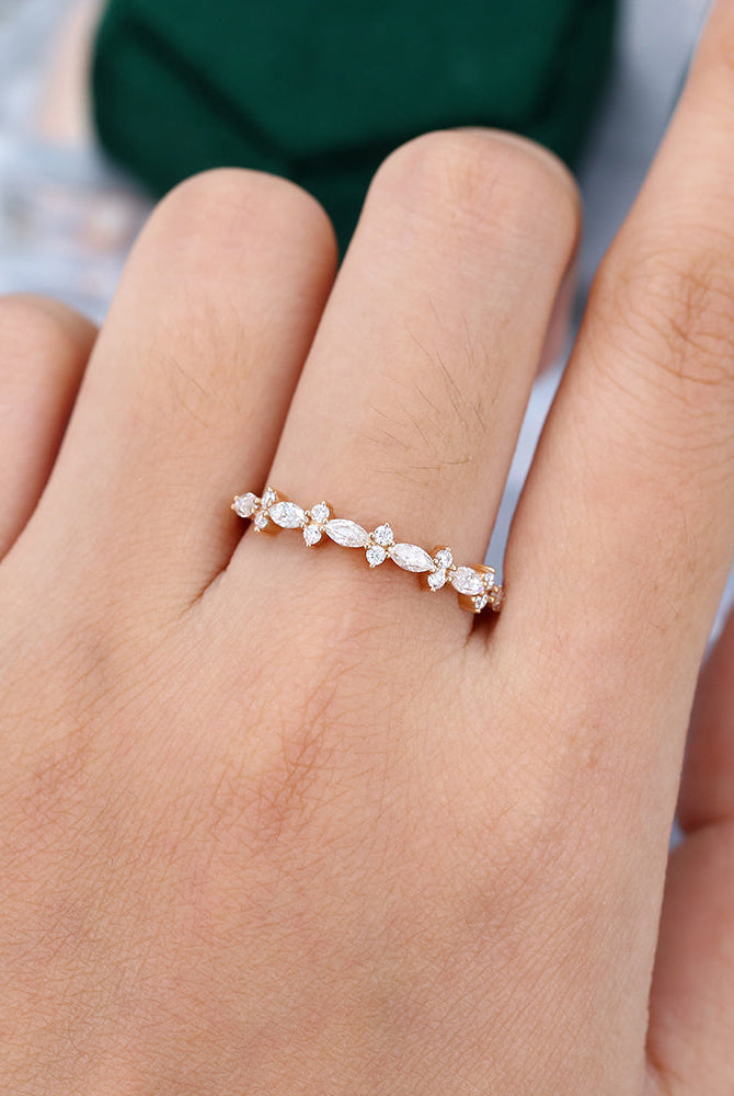 maqruise-round-moissanite-cluster-wedding-band