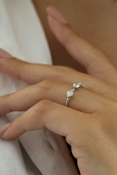 round-cut-four-stone-setting-moissanite-engagement-ring