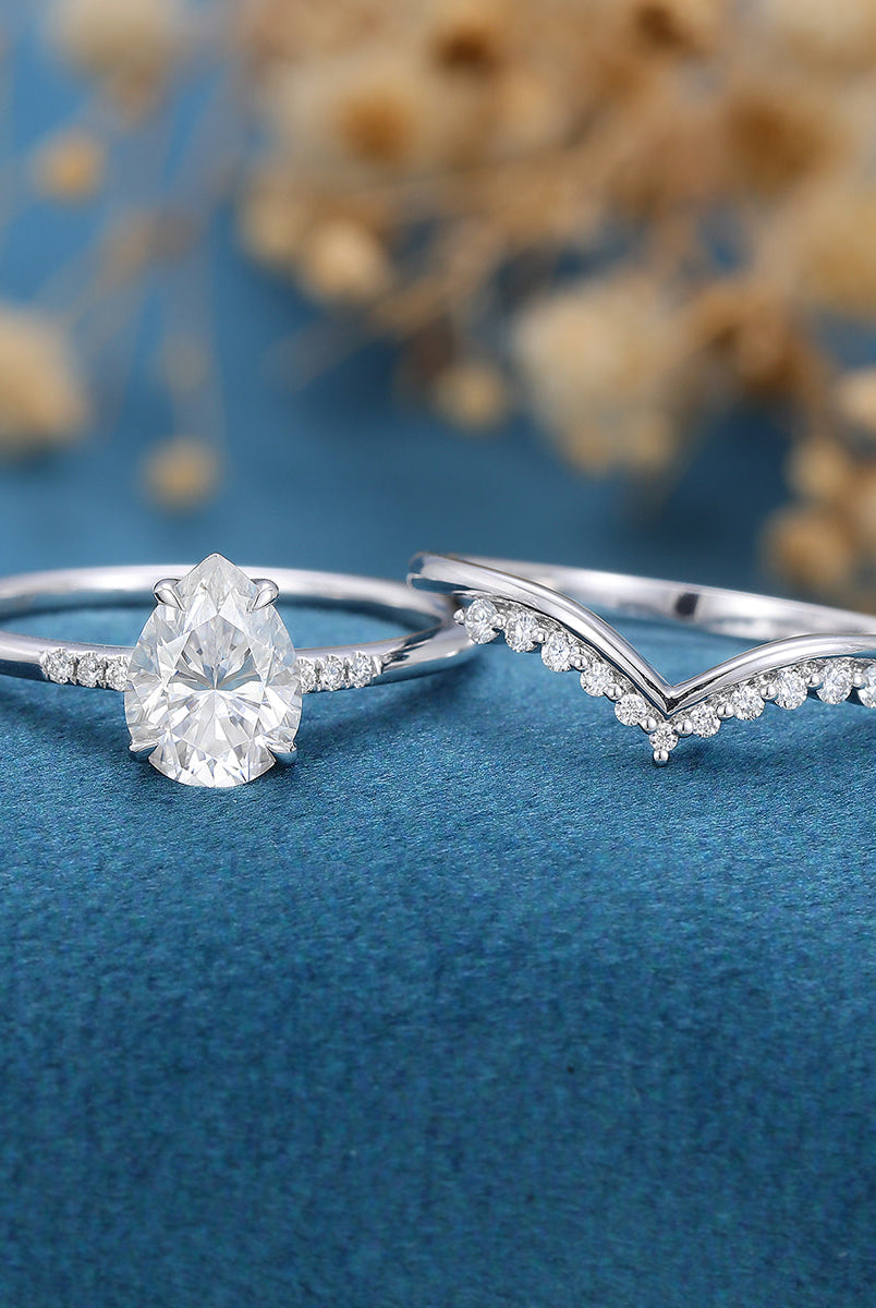 1-0-ct-pear-shaped-moissanite-solitaire-bridal-set