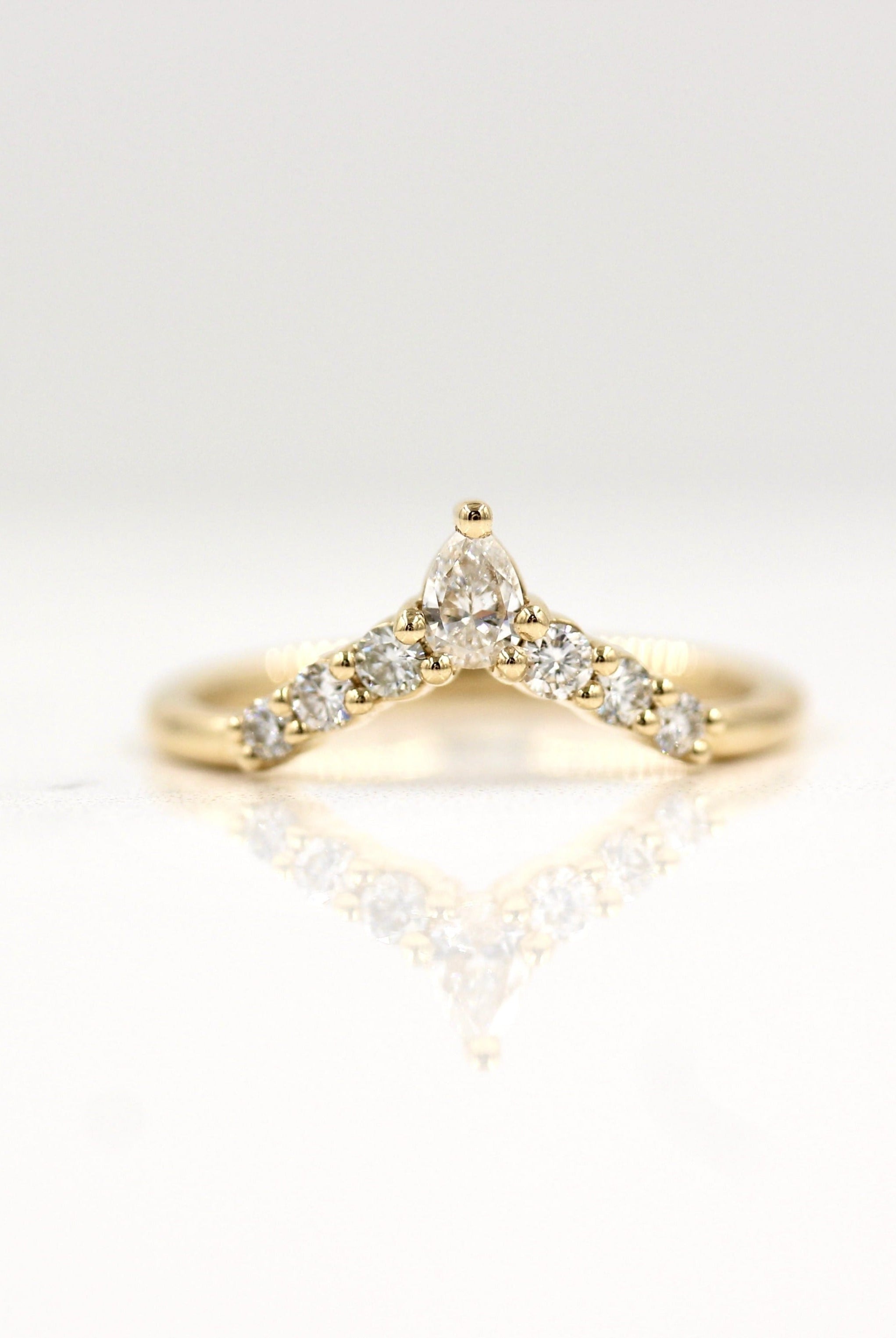 0-31-tcw-round-pear-cut-curved-moissanite-wedding-band