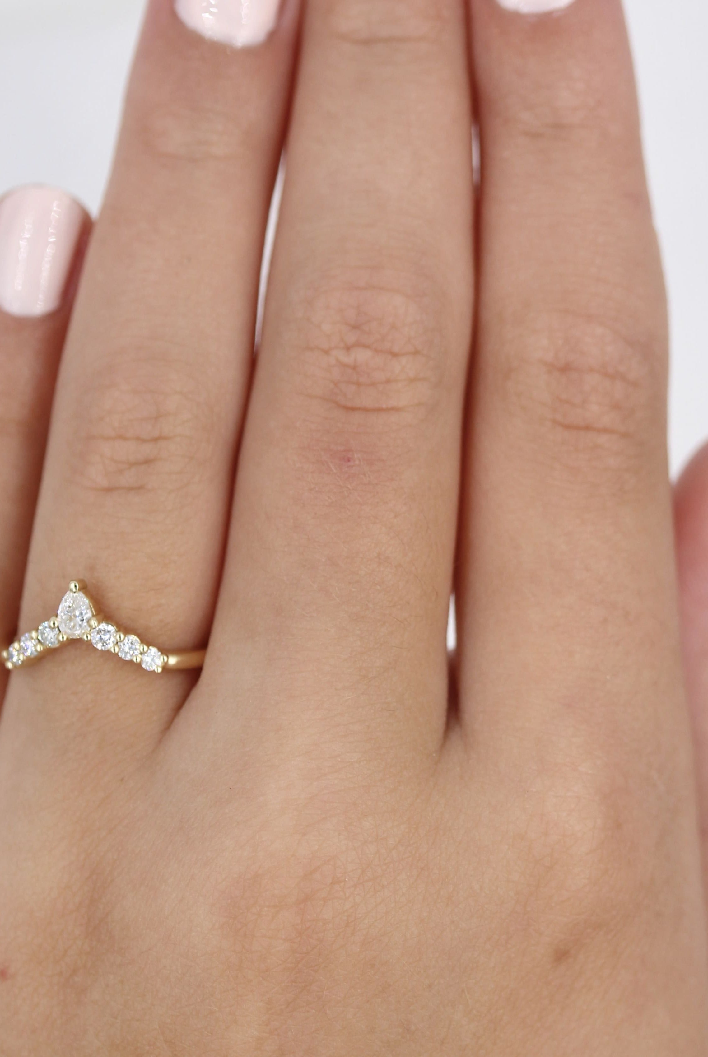round-pear-cut-curved-moissanite-wedding-band