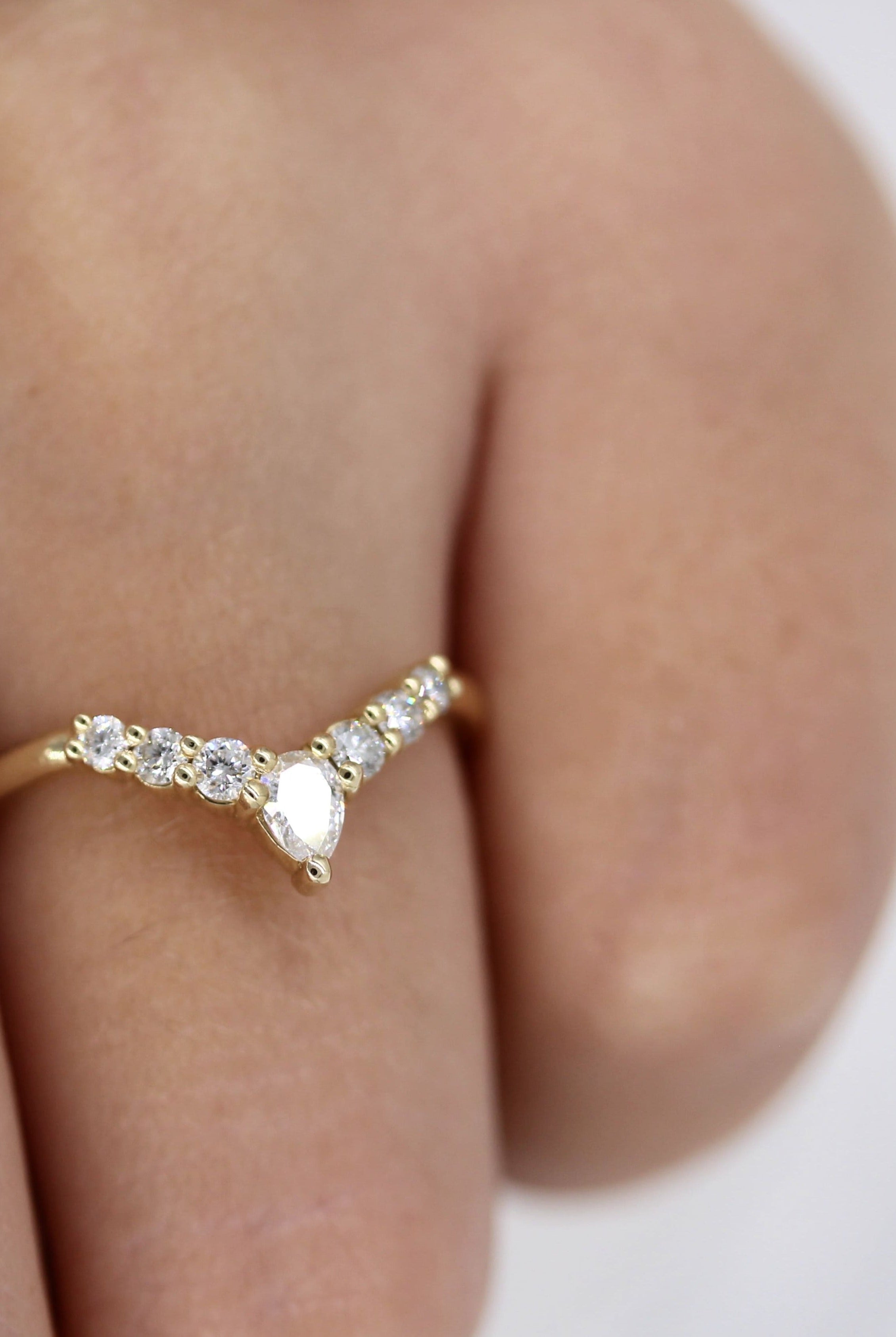 0-31-tcw-round-pear-cut-curved-moissanite-wedding-band