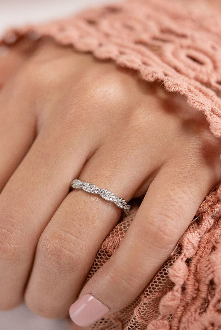 round-twisted-style-moissanite-wedding-band