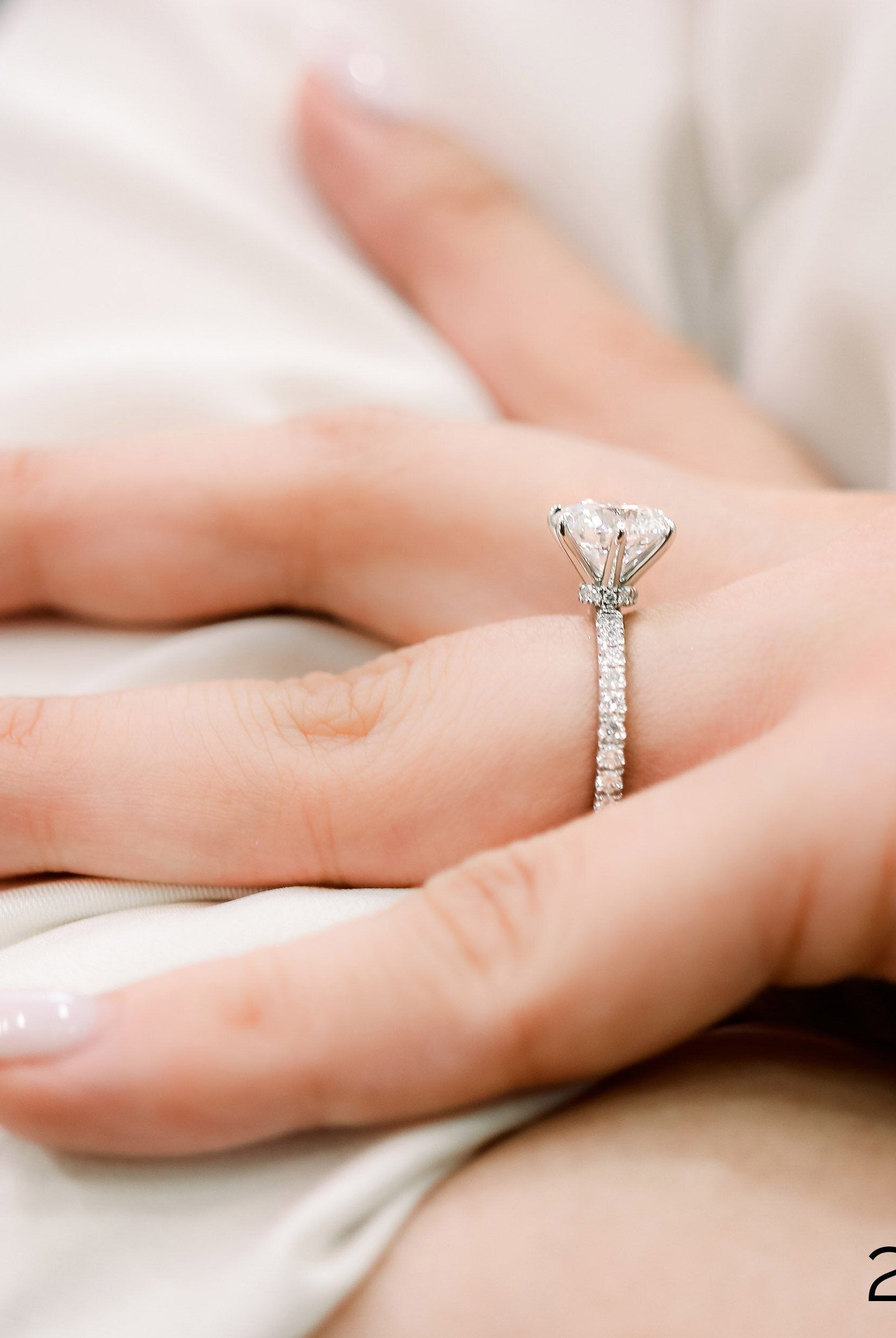 Collar Pave Moissanite Ring