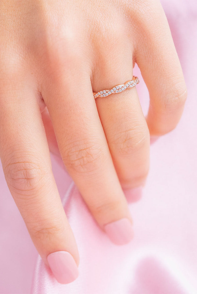 round-twisted-style-moissanite-wedding-band