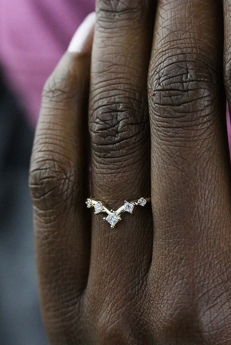 princess-round-cut-curved-moissanite-wedding-band