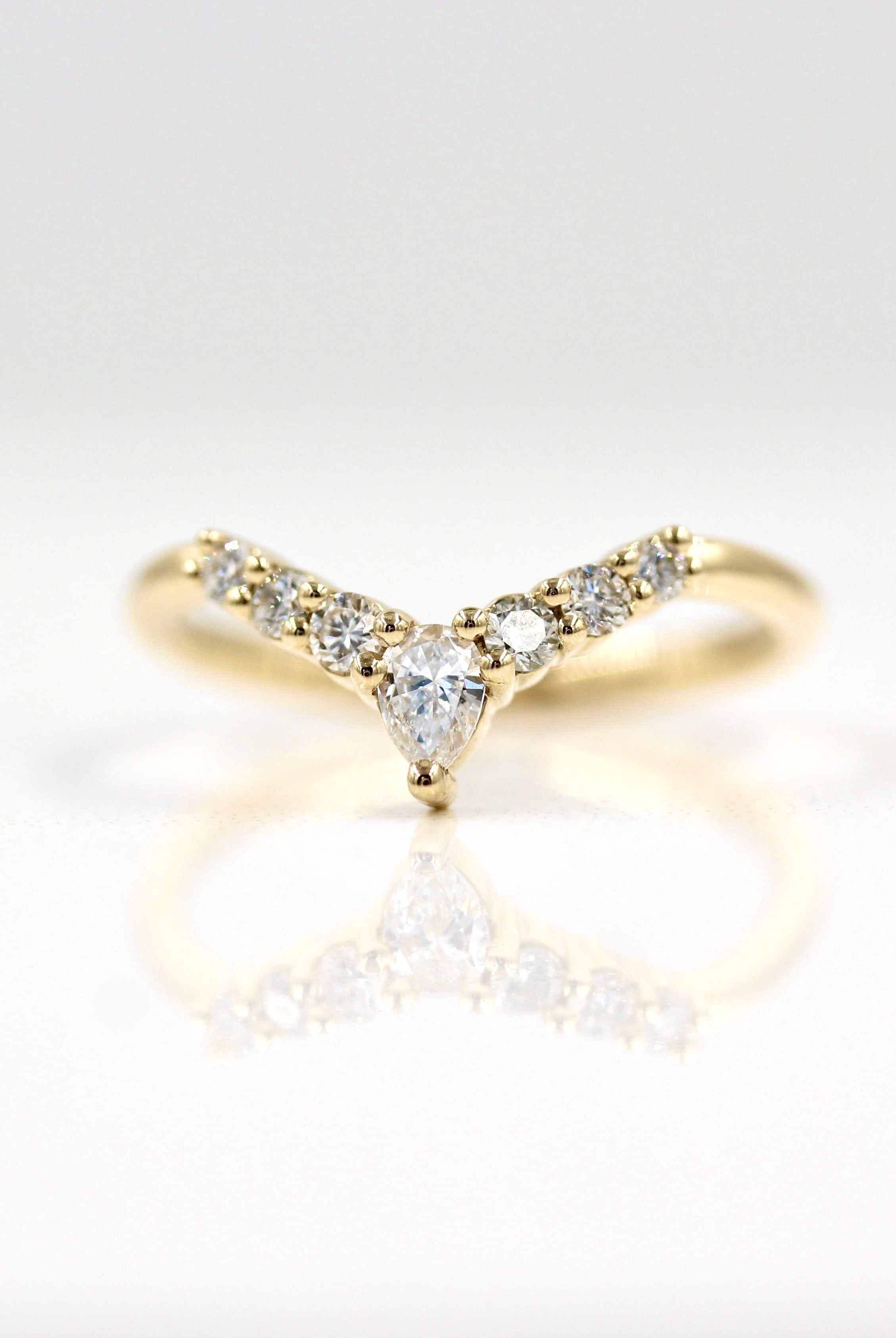 round-pear-cut-curved-moissanite-wedding-band