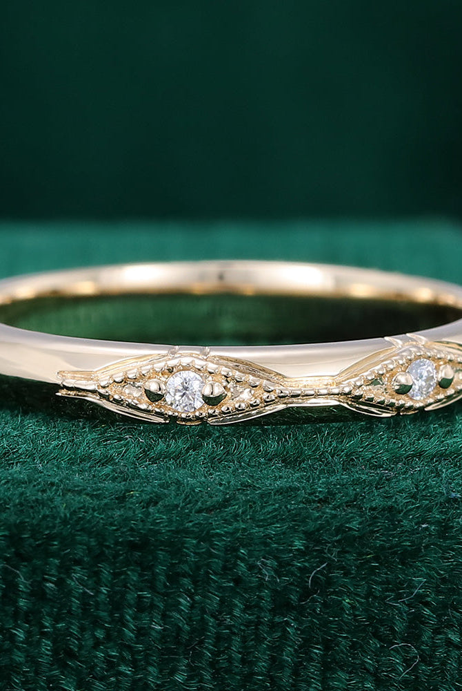 0-07-ct-round-moissanite-vintage-style-wedding-band